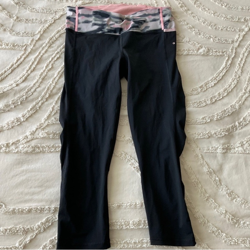 Lululemon Size 4 Black Cropped Active Leggings with Pink Camo Waistband